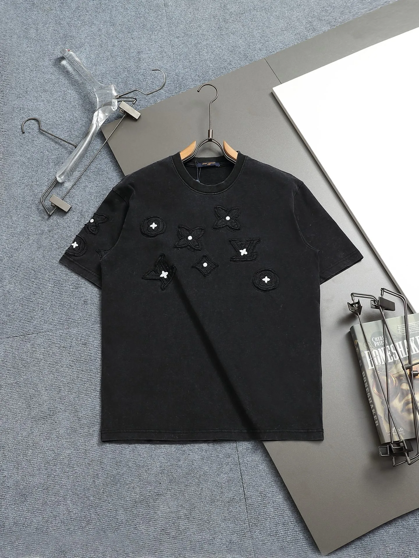 🅿️230 𝗟𝗼𝘂𝗶𝘀 𝗩𝘂𝗶𝘁𝘁𝗼𝗻/LV Louis Vuitton classic presbyopic LOGO patch embroidery🪡 logo 300g round neck heavy industry logo brand short sleeves official synchronization 1:1 original model opening fashion personality versatile trend pure original quality original washed fabric Hang tag Collar label Washed wheat Complete with three labels Color: white. Washed black Size: 𝐒-𝐗𝐋